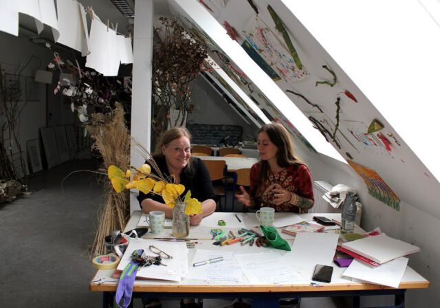 Anfang Oktober war ich zu Besuch im Max-Atelier im Evi Neuruppin bei @annett.gloeckner1 

Wir haben geredet, geschrieben, im Moos gelegen und uns ausgetauscht. 
Danke für die inspirierenden Orte und Gespräche!! 🍁

Max - Artists in Residence an Schulen in Brandenburg. Ein Programm der @plattformkubi in Kooperation mit @stiftungbrandenburgertor, gefördert mit Mitteln des Ministeriums für Wirtschaft, Forschung und Kultur des Landes Brandenburg. 

temnitzschreiber - Literaturresidenz im Amt Temnitz. @netzeband_kultur in Kooperation mit @matthesundseitzberlin, gefördert durch @sparkasse_opr, @deine.edis 

#temnitzschreiberin #temnitzschreiber #aufenthaltsstipendium #annettglöckner #performanceartist #objektkunst #schriftbilder #haiku #artinbrandenburg #textbasedartwork