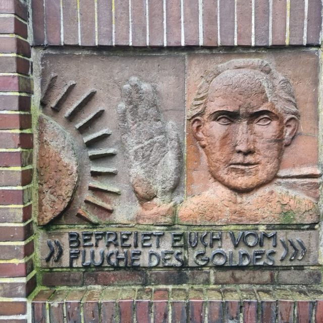 Throwback Monday: Mitte Oktober waren mein Co-Stipendiat Tomer Dotan-Dreyfus und ich eingeladen, im Museum Neuruppin zu lesen und zu diskutieren. Der Abend stand unter dem Motto: Ort und Utopie – schließlich ein Berührungspunkt der Arbeiten von Tomer und mir! Tomer schreibt in seinem letzten Roman "Birobidschan" über eine fiktive jüdische Gemeinschaft in der realen Jüdischen Autonomen Oblast in Russland, mein letztes Buch "Die Diktatur der Wahrheit" handelt von gescheiterten lebensreformerischen Utopien der Weimarer Republik und ihre longue durée von 68 bis Querdenken.
 
Für die Lesung entstand daran anschließend ein Text über die Lebensreformsiedlung vor den Toren Neuruppins: Gildenhall. In meinem fiktionalen Essay „
"Utopien aus Freilandhaltung. Ein Sagenkreis aus dem Ruppinischen" geht es um Berggeister und Gold, Kronotex und den argentinischen Badeort Villa Gesell, die Frage, wie zwei Menschen mit Sprache eine neue Welt schaffen können und wie Geld sich wie Natur zu verhalten lernt. Ja, es ist wirr, dicht und intertextuell gesättigt, und nein, deshalb steht der Text auch nicht auf dem Blog.
 
Im Zentrum steht ein Grabmal in Altruppin – der Gildenhaller Keramiker Richard Mutz ist dort beerdigt, gestorben ist er 1930. Er war Anhänger der in den 1910ern in der benachbarten Lebensreformsiedlung Eden entstandenen Freiwirtschaftslehre von Silvio Gesell. Mutz schrieb selbst ein freiwirtschaftliches Manifest. Sein Grabstein ist ein Mahnmal für die Lehre: „Befreiet euch vom Fluche des Goldes‟, steht auf der großen Backsteinwand.
 
Das Problem mit dem Geld, sagt Gesell, sei es, dass alles in der Natur ich abnutzt und stirbt, nur das Geld nicht, und deshalb sei, wer hortet, klar im Vorteil. Die Freiwirtschaftslehre war lange ganz obskur, doch seine Idee der Negativzinsen wird heute sogar von der EZB erwogen. Wie kann Geld Natur werden, fragt mein Essay darum. Und schließt an: Wie klänge dann ein Nature Writing der Wirtschaft?

#naturewriting #temnitzschreiber #freiwirtschaftslehre #silviogesell #neuruppin #altruppin #gildenhall #lebensreform #kronotex #villagesell #gnom #sagen
